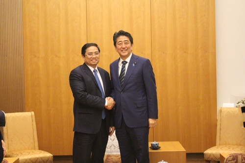 Premierminister Shinzo Abe trifft Pham Minh Chinh - ảnh 1